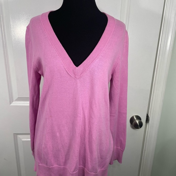 J. Crew Sweaters - J. Crew Women's V-Neck Sweater in Pink Size Small CB-100